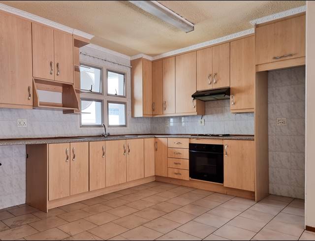 2 BEDROOM TOWNHOUSE RENTED IN GLENANDA